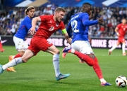 波兰在对英格兰的比赛中力争取胜