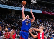 掘金险胜快船，浓眉哥关键表现点燃全场！